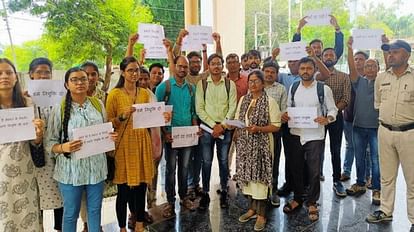 Ujjain: पटवारी भर्ती परीक्षा में चयनित अभ्यर्थियों ने फिर उठाई नियुक्ति की मांग, अनिश्चितकालीन धरने की चेतावनी Ujjain Demand for appointment of 8600 candidates selected in Patwari recruitment exam again