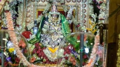 Varanasi: जल विहार हरियाली श्रृंगार से अद्भृत हुआ बटुक भैरव का दरबार, बाबा का बालरूप में दर्शन कर भक्त निहाल Batuk Bhairav mandir was amazed by Jal Vihar Shringar devotees were delighted to see Baba