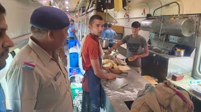 Varanasi: मदुरै की घटना के बाद पूर्वोत्तर रेलवे के स्टेशनों पर बढ़ी निगरानी, आरपीएफ ने चेकिंग चलाया अभियान surveillance increased at stations of North Eastern Railway after Madurai train fire incident