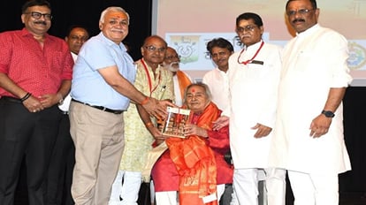 Varanasi: 'रुद्राक्ष' में लोकसंगीत से बिखरी माटी की महक, पंडित छन्नूलाल मिश्र का स्वागत और सम्मान smell of soil scattered from folk music Pandit Chhannulal Mishra welcome and respect