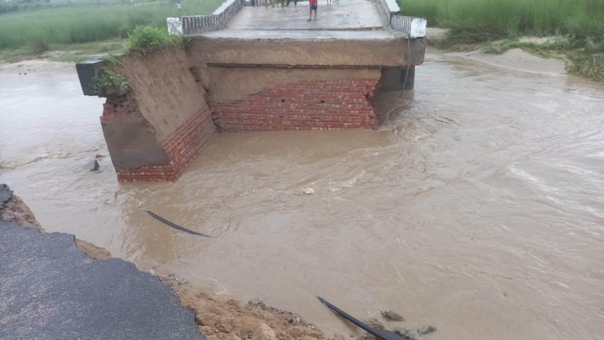 Approach road of main road collapsed due to pressure of river water in Bettiah