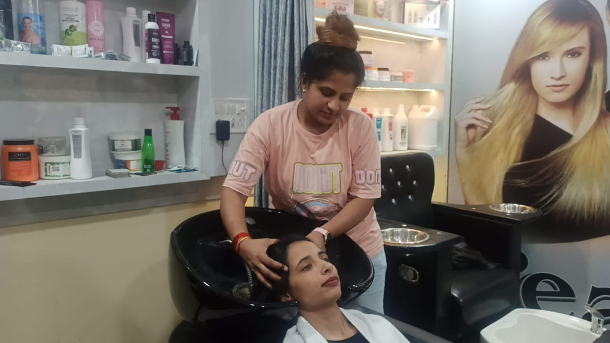 Rajgarh: Anshu became an example of courage by defeating difficulties, now making women and girls self-reliant