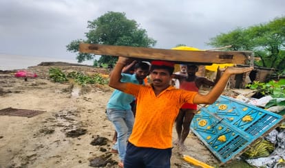 Sarayu River Flood in Ballia Four more houses got engulfed people saved their lives by running