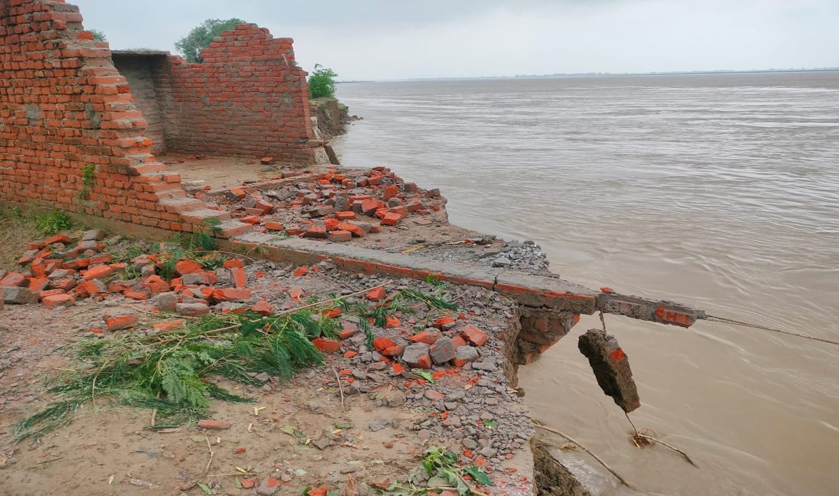 Sarayu River Flood in Ballia Four more houses got engulfed people saved their lives by running