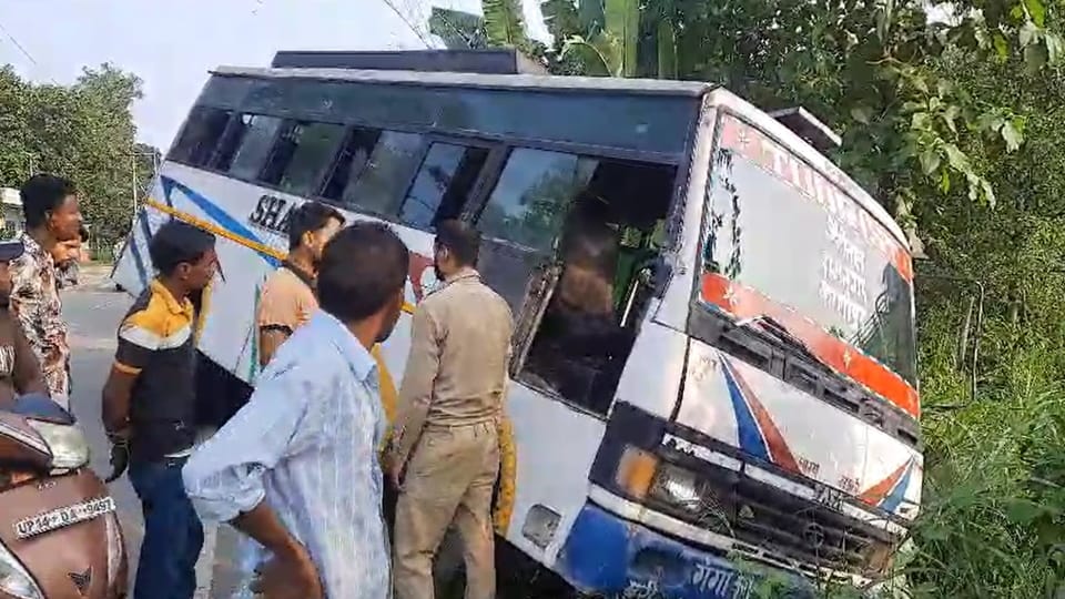 Nainital Accident News bus full of 20 passengers hangs down from road due to overtaking