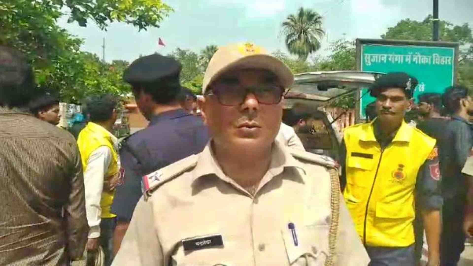 घटना की जानकारी देते पुलिसकर्मी।