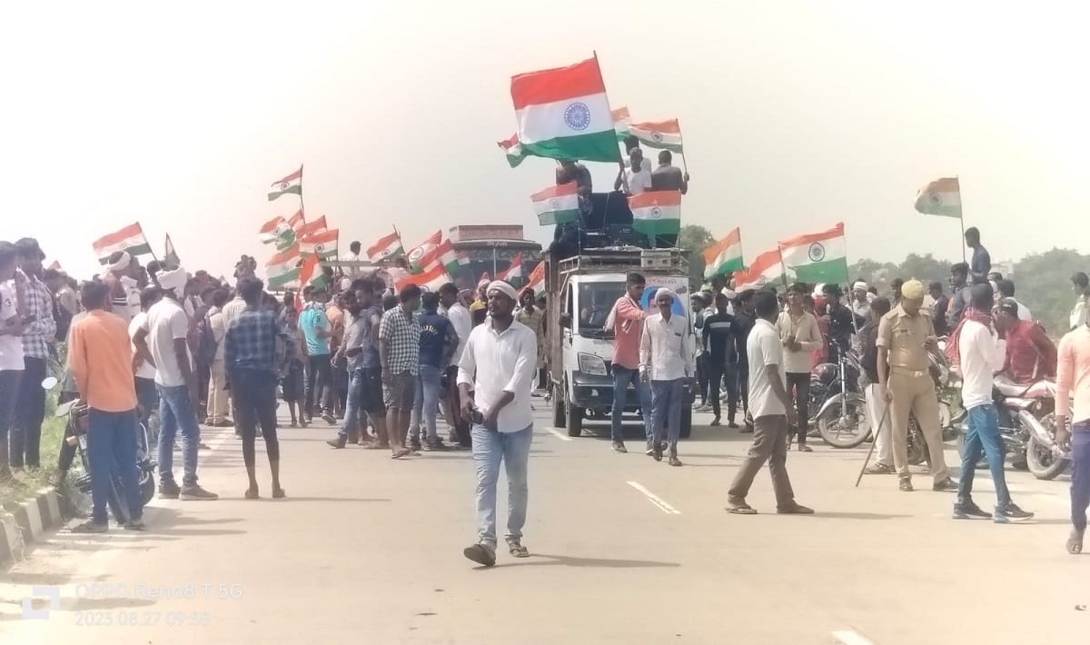 Protest in ghazipur against dead body of army man by ambulance 15 KM long jam