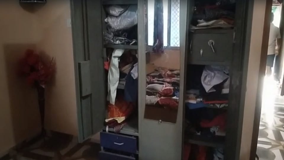 Thieves stole cash including jewelery worth five lakhs