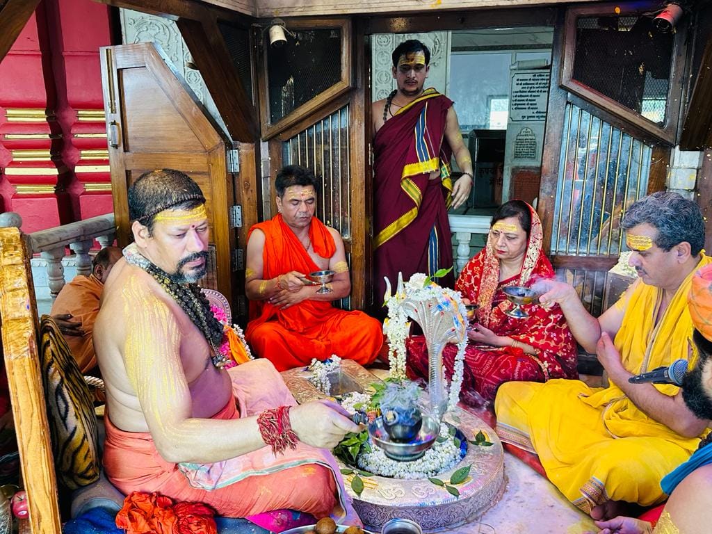 Bollywood Actor Rajpal Yadav Reached Haridwar  performed Rudrabhishek in Dakshin Kali temple