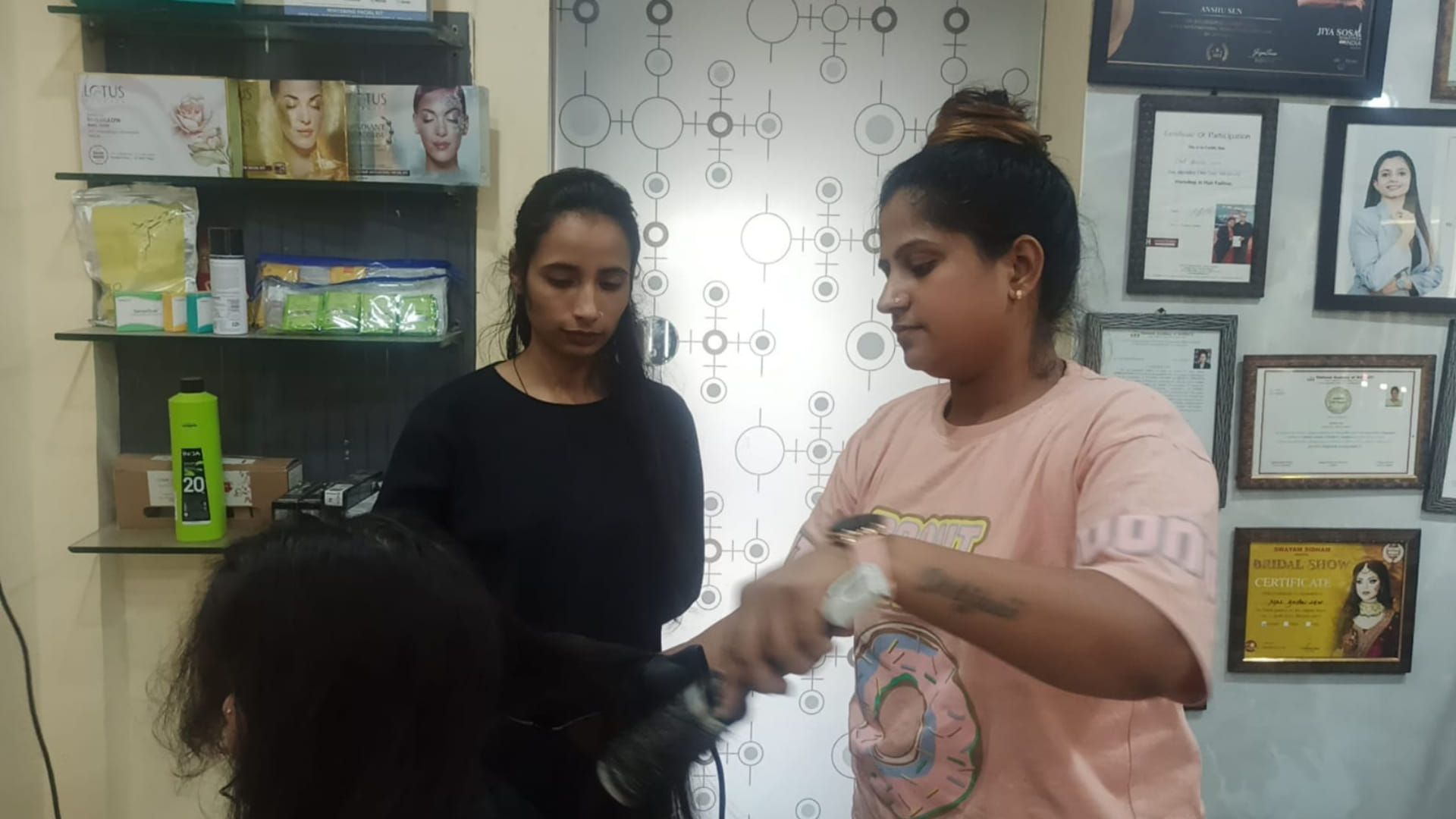 Rajgarh: Anshu became an example of courage by defeating difficulties, now making women and girls self-reliant