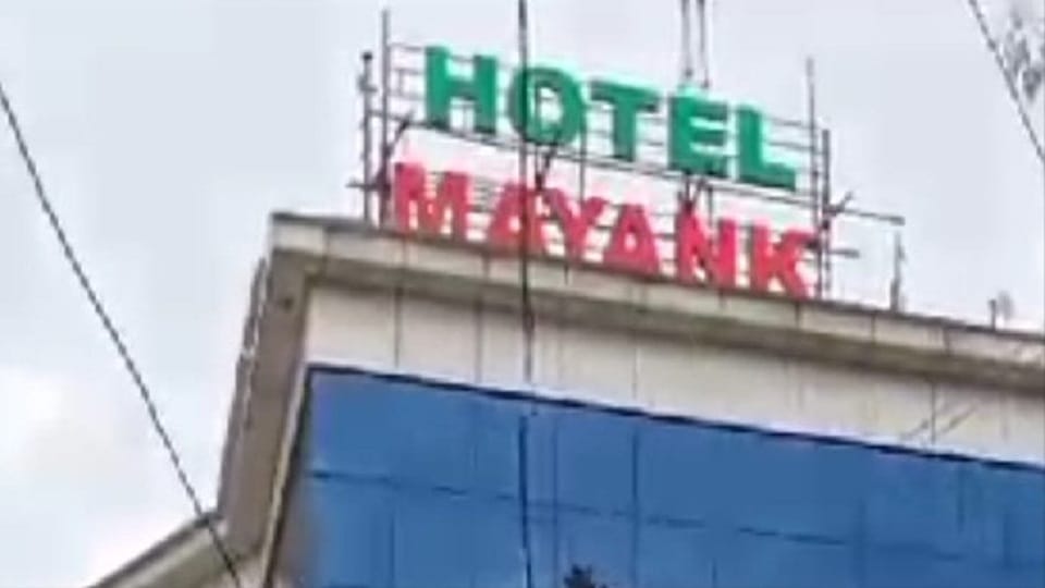 Dead body of youth found in room number 109 of Mayank Hotel