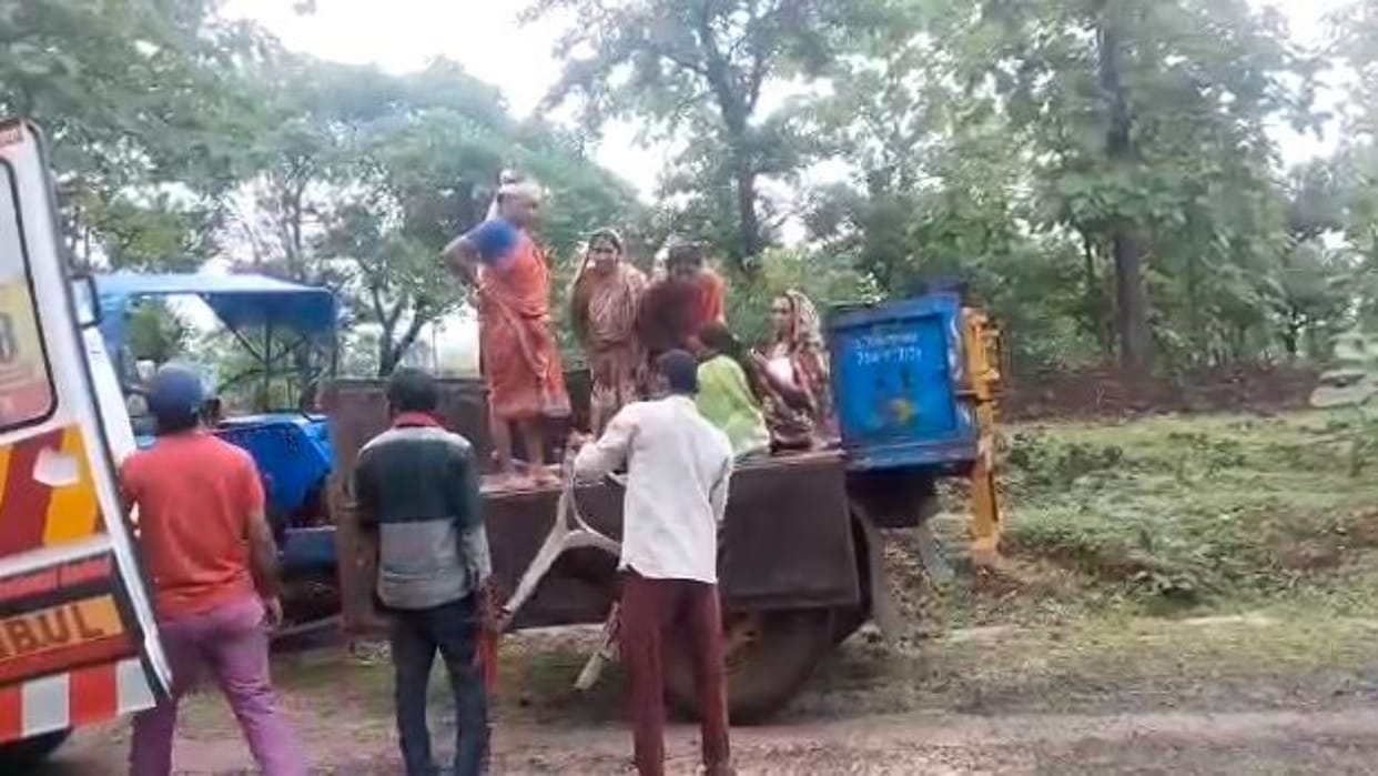 MP News Pregnant woman gave birth to a newborn in tractor-trolley Jajani Express did not reach in Dindori