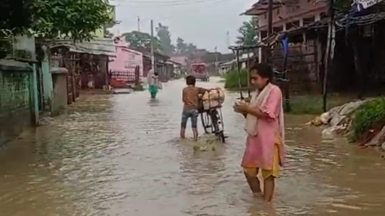 On the rise of Bagmati in Sitamarhi, the water level of the rivers of Adhwara group still continues to rise