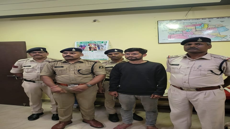 पुलिस की गिरफ्त में आरोपी