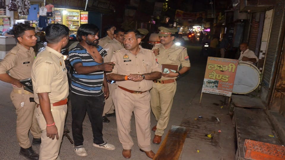 Tea salesman beaten late night in the streets of Madar Gate