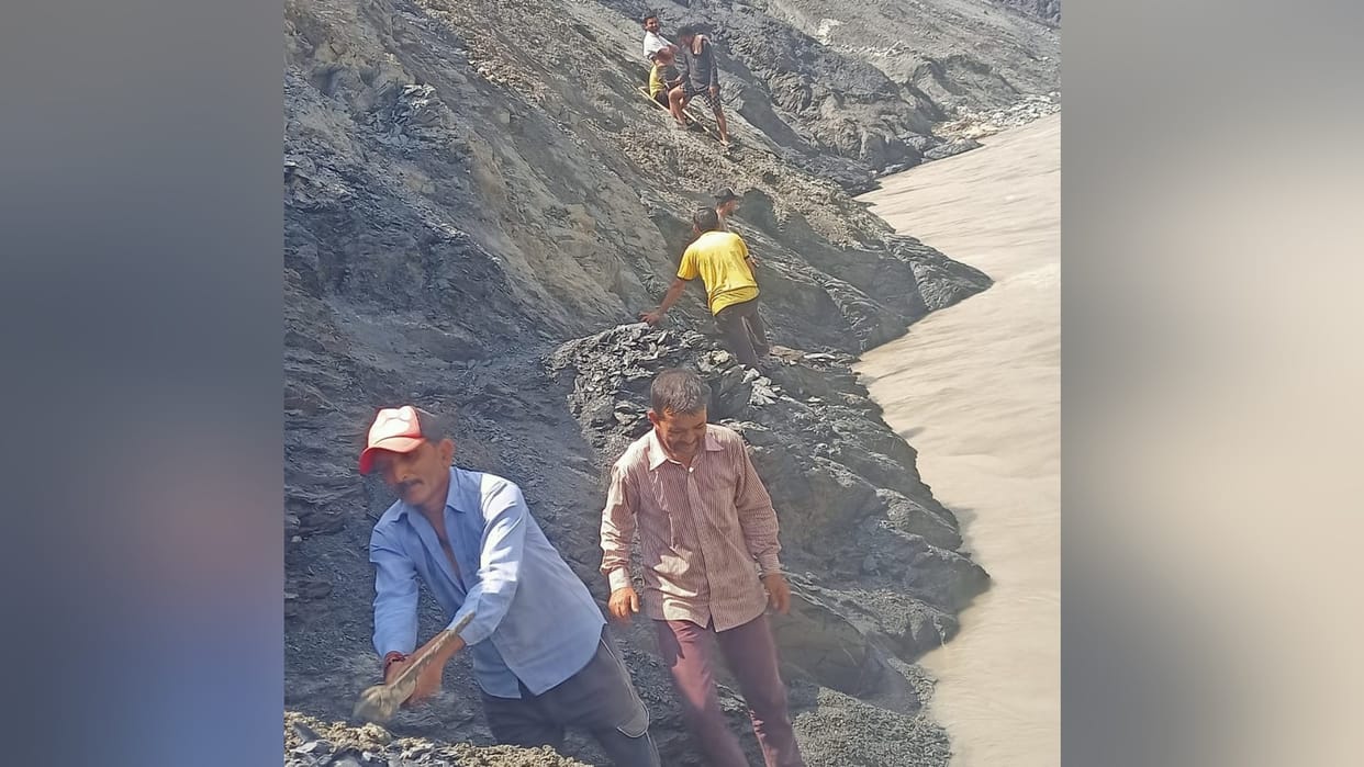 Sirmour News: Road washed away in floods Villagers making Path at their own expense