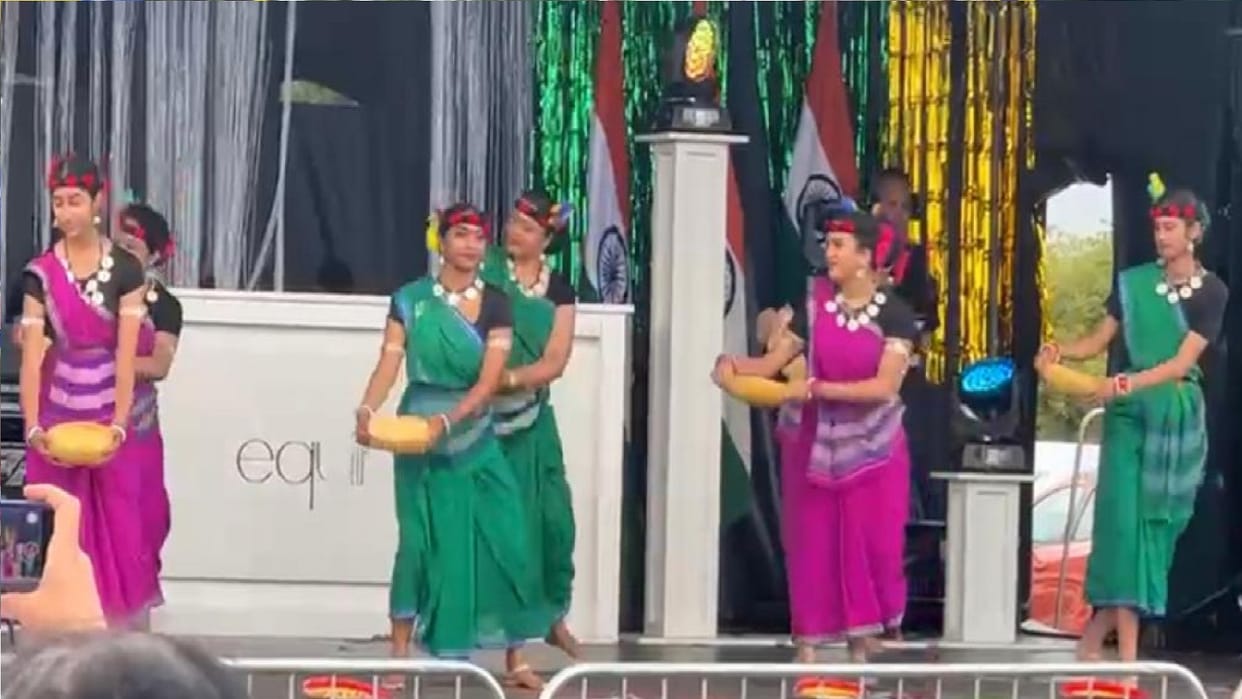 Chhattisgarhi culture famous in London: girls dancing wearing mohar cut in neck, khuti in ear, nagmori in hand