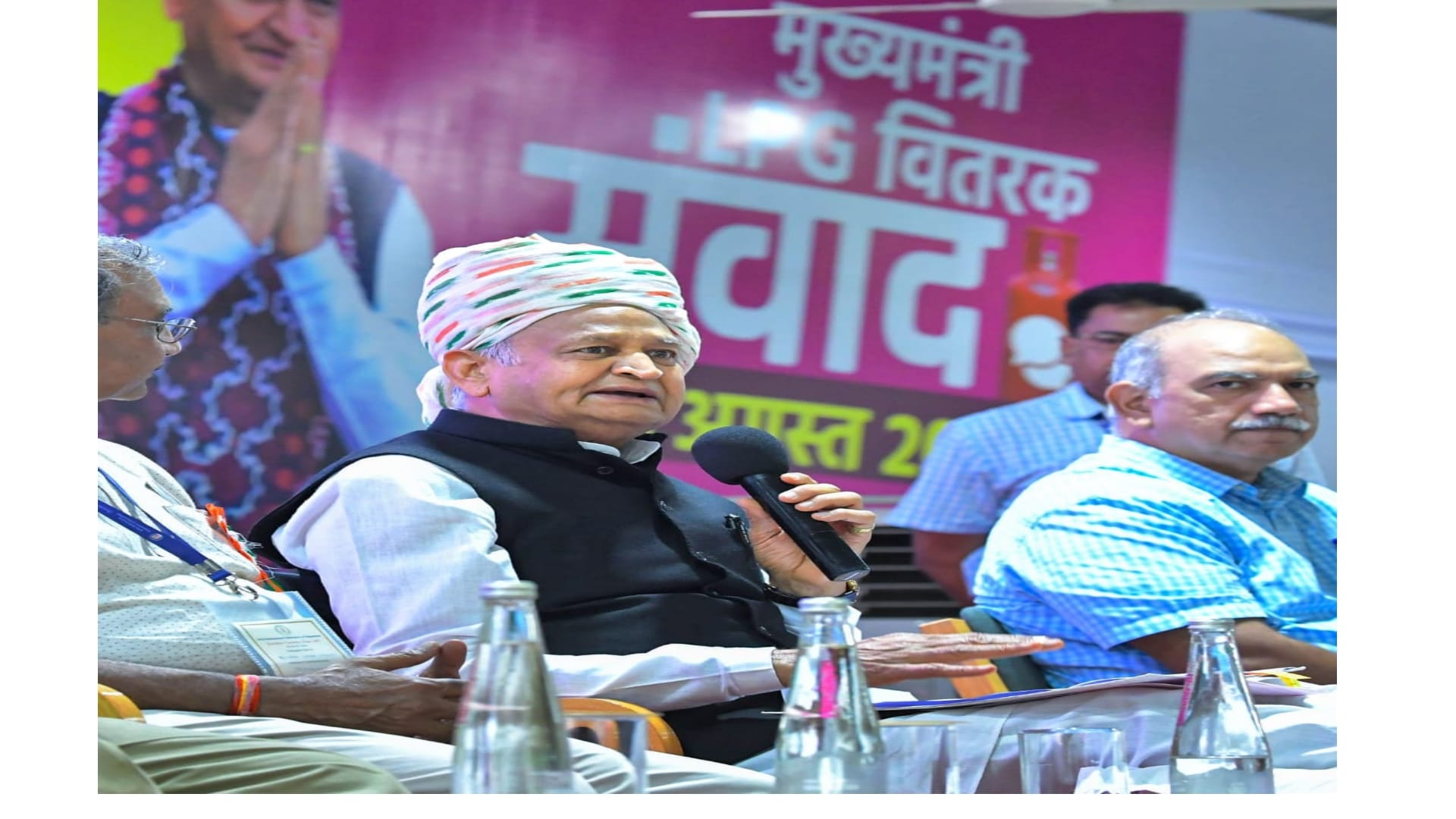 मुख्यमंत्री अशोक गहलोत ने एलपीजी गैस सिलेंडर डिस्ट्रीब्यूटर्स से किया संवाद