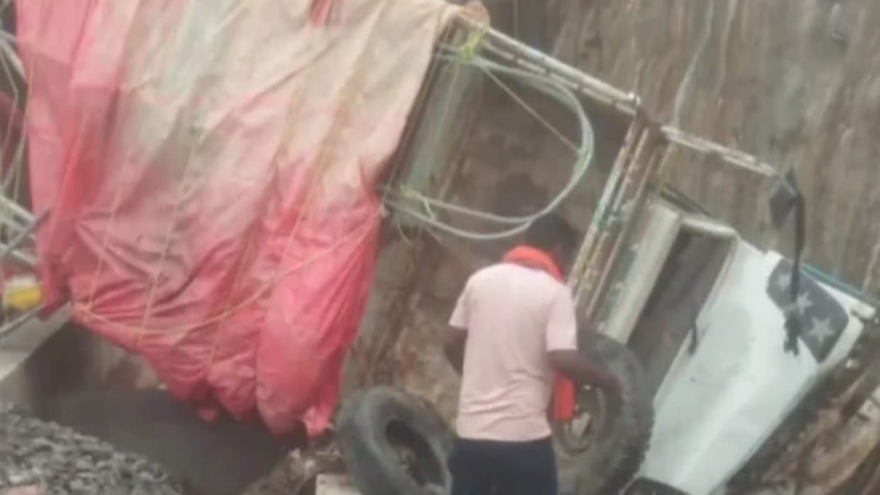 Sehore News The victim of a pickup accident in Budhni carrying laborers a young man died