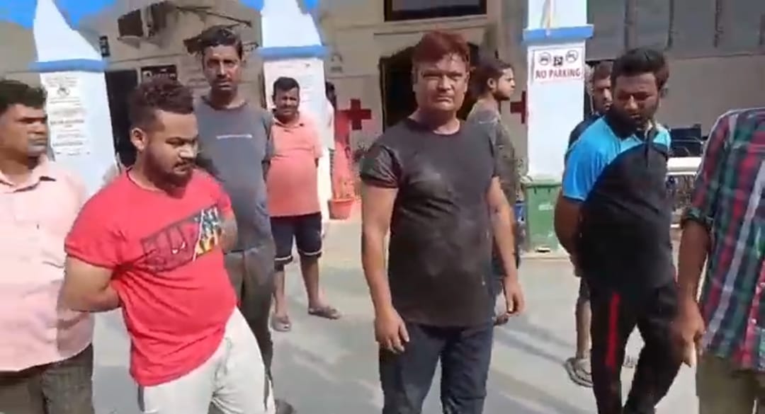 Bihar: In Siwan Seeing police, young man jumped from the roof, relatives protested against death, girlfriend