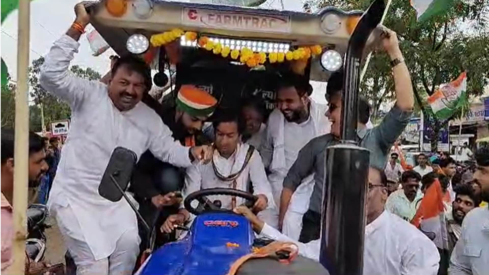 ट्रैक्टर चलाते जयवर्धन सिंह