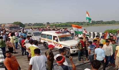 Protest in ghazipur against dead body of army man by ambulance 15 KM long jam
