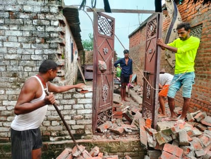 Sarayu River Flood in Ballia Four more houses got engulfed people saved their lives by running