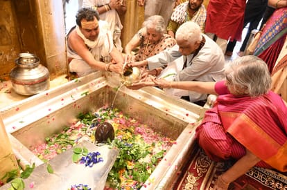 Finance Minister Nirmala Sitharaman took blessings of Shankaracharya Vijayendra Saraswati