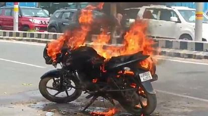 Fire broke out in a moving bike on MG Road route diverted commotion for 25 minutes