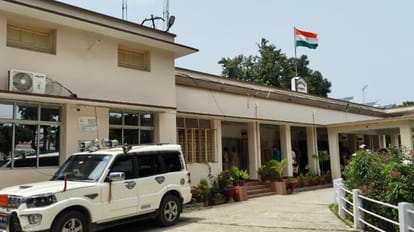 Bihar News: DM कार्यालय के पास हो रहा था गंदा खेल, महिला और लड़कियों ने बुजुर्ग पर इस वजह से किया जानलेवा हमला BIHAR NEWS : Deadly attack on old man near DM office in Begusarai, Crime News in Hindi. bihar police