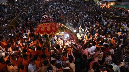 Ujjain: सावन की आखिरी सवारी भ्रमण पर, गोपाल मंदिर पहुंचने पर लगे जयकारे, हरि का हर से मिलन देख भक्त हुए निहाल Ujjain: On the last ride of Sawan, Baba Mahakal giving darshan to the devotees in eight forms
