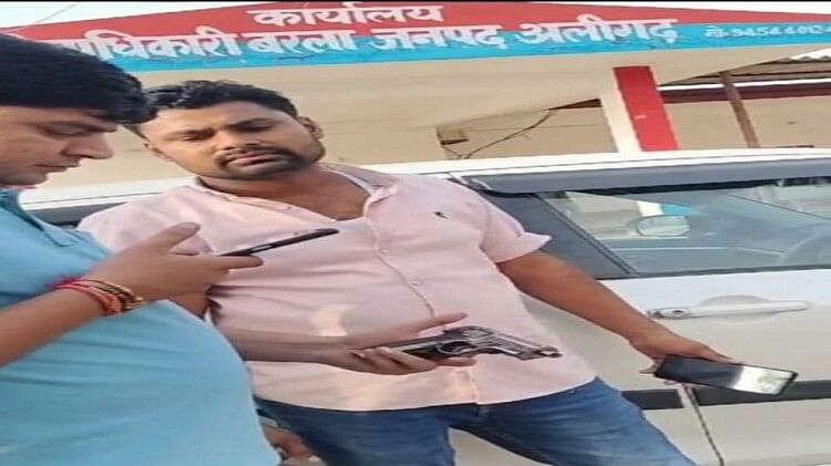 Aligarh: ढ़ाबे पर खाना खाने के दौरान कार टकरायीं, युवक ने तानी पिस्टल