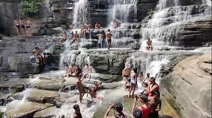 Gwalior: पिकनिक मनाने गए भिंड के दो युवक झरने में बहे, देर रात दोनों के शव पानी में उतराते मिले Gwalior: Two youths of Bhind who went for picnic died due to drowning