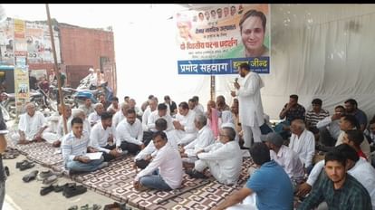 Jind: नागरिक अस्पताल के बाहर कांग्रेस का धरना शुरू, डाक्टरों, दवाओं की कमी को पूरा करने की मांग Congress begins protest outside Jind civil hospital, demands to meet shortage of doctors, medicine