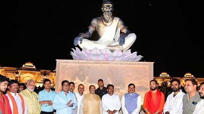 Ujjain: महाकाल लोक में पंद्रह दिनों से ढंकी रखी सप्तऋषियों की प्रतिमाओं का अनावरण, महाराष्ट्र से बनकर आईं Unveiling the statues of Saptarishis kept covered for fifteen days in Mahakal Lok, made from Maharashtra