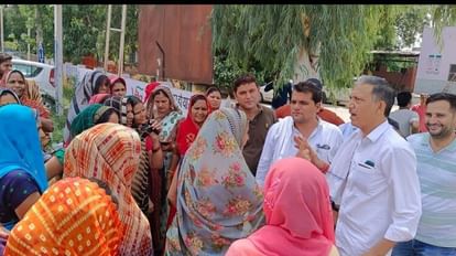 Water is not coming in Narnaul colony for eight days, people blocked Rewari road