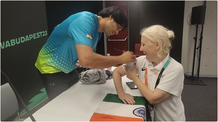 Neeraj Chopra: तिरंगे के सम्मान में नीरज ने ठुकराई महिला फैन की मांग, फिर टी शर्ट पर ऑटोग्राफ देकर जीता दिल