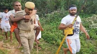 Sawan happy picture Policemen ran with Divyang Kanwaria on their shoulders