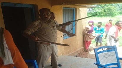 Sonbhadra: वन विभाग से नाराज ग्रामीणों ने चौकी पर किया पथराव, रेंजर समेत तीन घायल, फायरिंग का भी आरोप Villagers pelted stone forest department chowki in sonbhadra three people injured