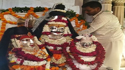 Sawan: बाबा का श्रृंगार करती आ रही हैं रोहित माली की चार पीढ़ियां, आज एक लाख रुद्राक्ष से सजाया जाएगा गर्भगृह Sawan Four generations of Rohit Mali decorating Baba vishwanath