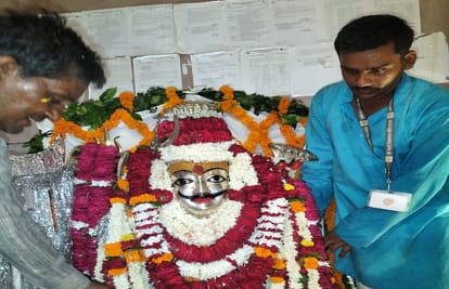 Sawan Four generations of Rohit Mali decorating Baba vishwanath