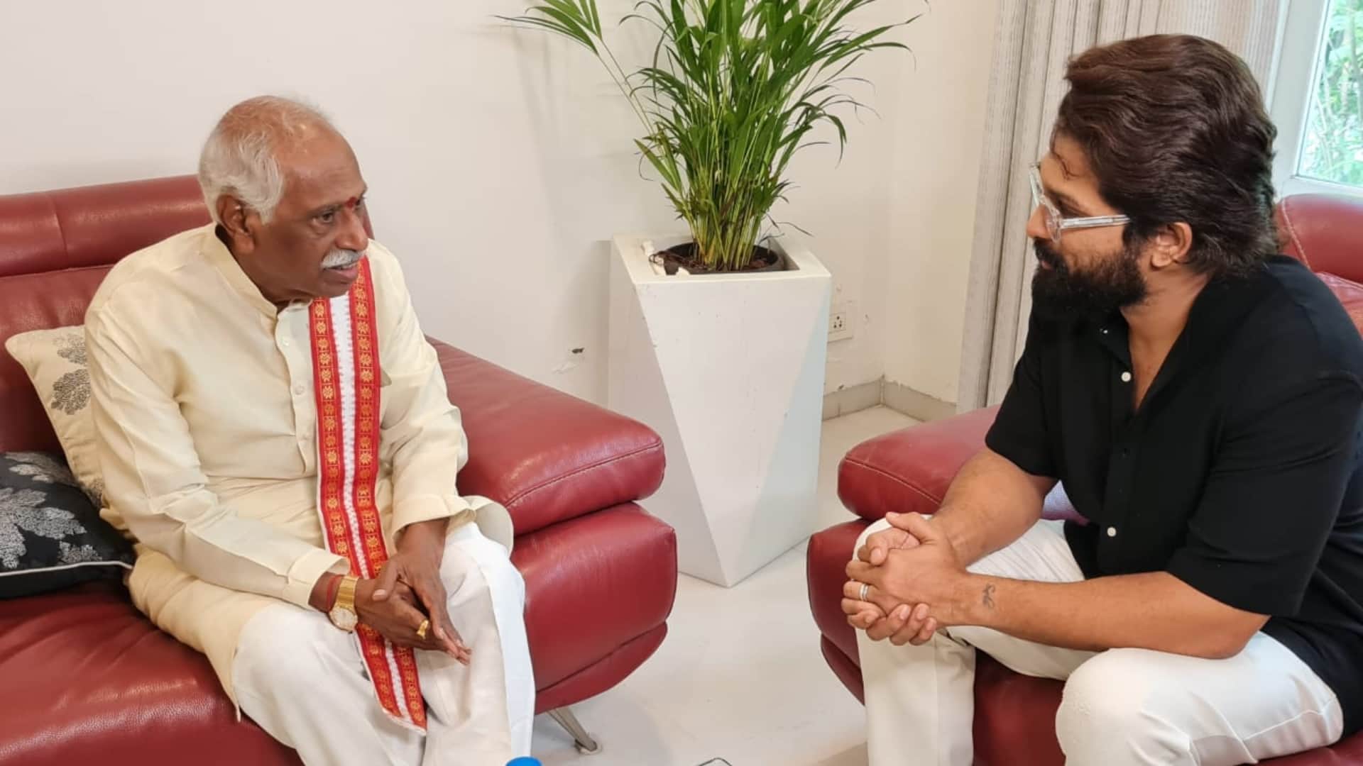 Haryana Governor Bandaru Dattatreya Meets with National Award Winner actor Allu Arjun at his residence