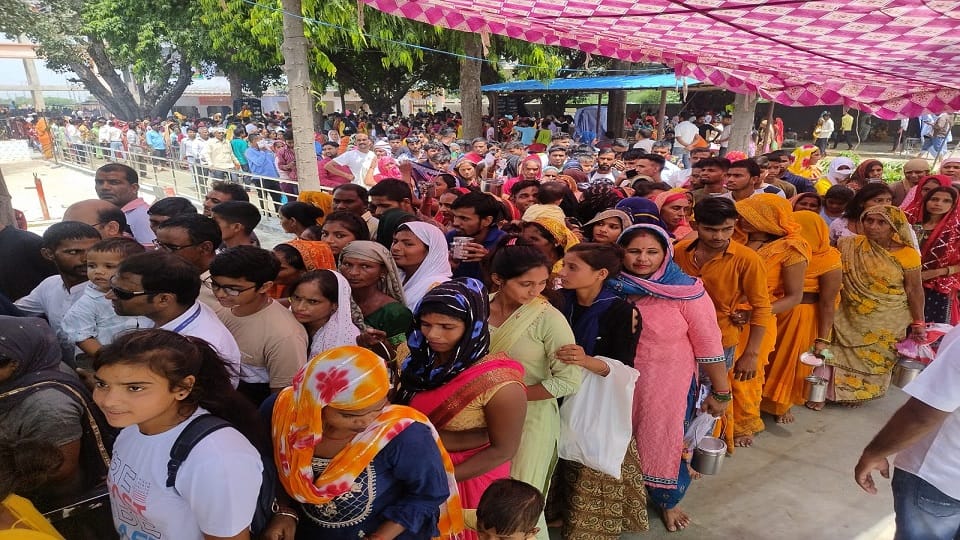 Devotees performed Jalabhishek at Shri Siddhnath Bhumia Baba Ashram