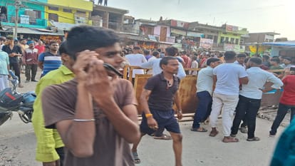 Uproar over the murder of a student in Prayagraj mob broke ambulance pelted stones at police station five arre