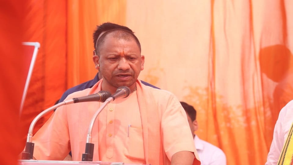 CM Yogi held a meeting with officials in Gorakhnath temple