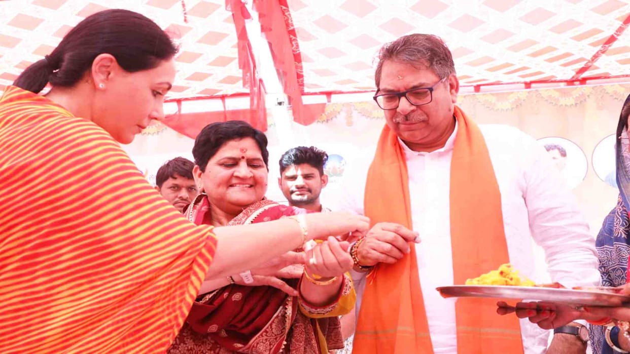 In Jaipur, Diya Kumari tied Rakhi by applying Tilak to Dr. Satish Poonia