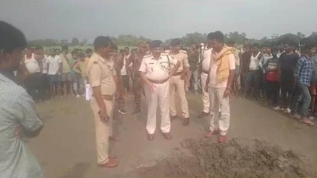 Fox was repeatedly digging in field, when police got digging done, a dead body was recovered in Begusarai