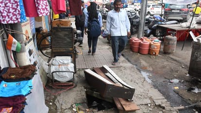 gorakhpur Golghar parking empty vehicles parked on road