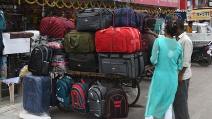 gorakhpur Golghar parking empty vehicles parked on road