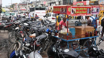 gorakhpur Golghar parking empty vehicles parked on road